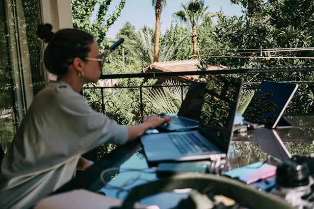 mujer frente a laptop