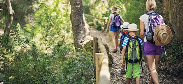 Beneficios de practicar senderismo y naturaleza