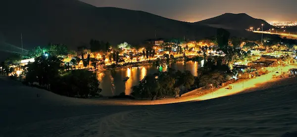 Laguna de Huacachina de noche