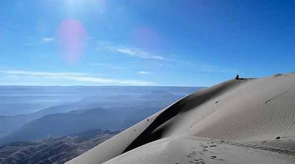 cerro blanco es uno de los lugares para visitar en Ica relacionados con naturaleza