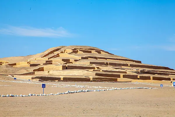 el Centro ceremonial de Cahuachi es uno de los lugares para visitar en Ica vinculados a historia y cultura