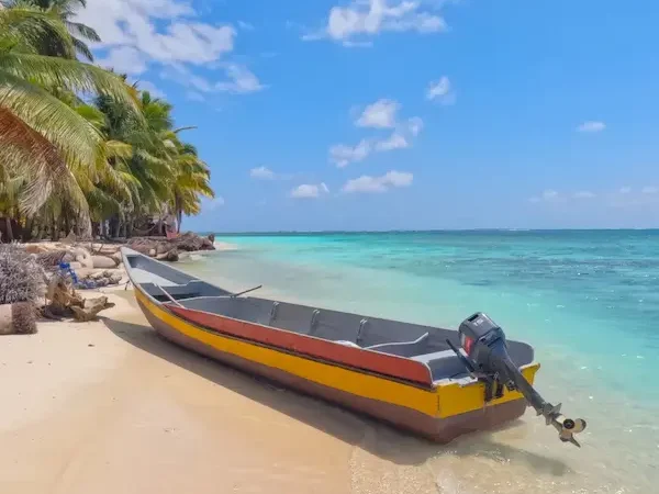 lanchas en la isla san blas 