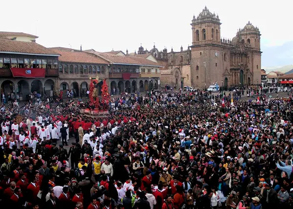 plaza de armas de cusco durante la semana santa