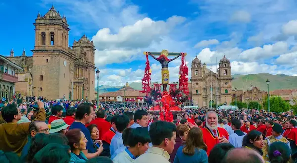 semana santa en cusco con procesión en la plaza de armas llena de fieles