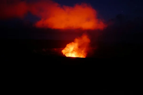Resplandor del volcán Kīlauea de noche en el Parque Nacional de los Volcanes de Hawái