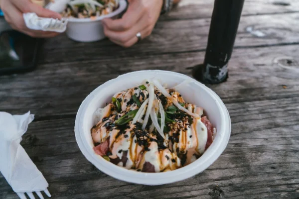 Bowl de poke, comida típica de Hawái