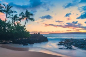 Playa al atardecer en Maui, Hawái