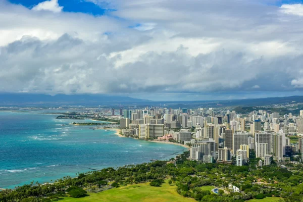 Vista aérea de Honolulu con el cráter Diamond Head al fondo