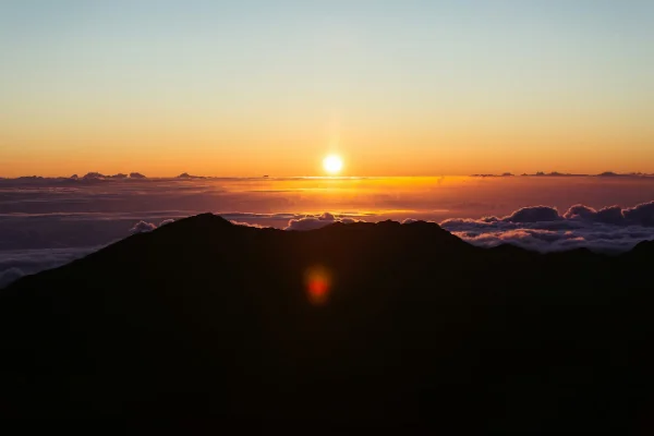 Amanecer sobre el mar de nubes en el Parque Nacional Haleakalā, Maui