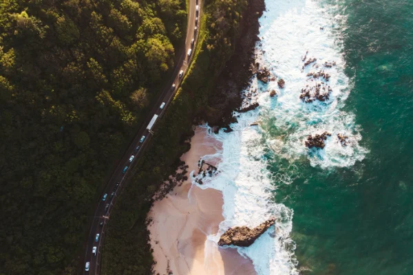 Vista aérea de la carretera junto a Waimea Bay, Oahu